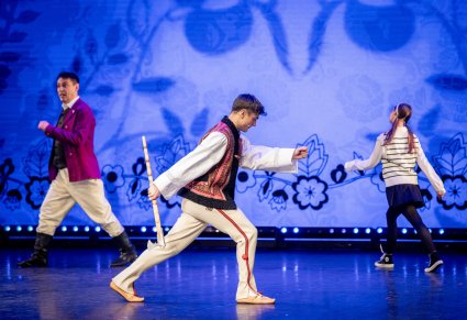 Aktorzy na scenie w trakcie występu