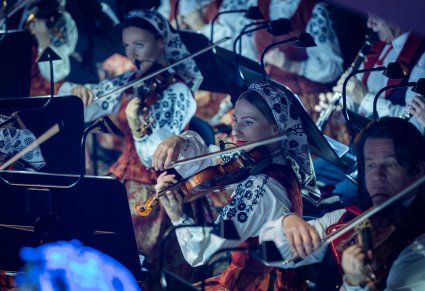 Zbliżenie na Muzyczki w kostiumach wilanowskich  z orkiestry smyczkowej