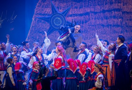 Artyści spektaklu Betlejem a na środku postać Turonia