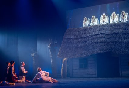 Na dachu chaty 5 postaci Aniołów dachowych pod chatą czterech Artystów