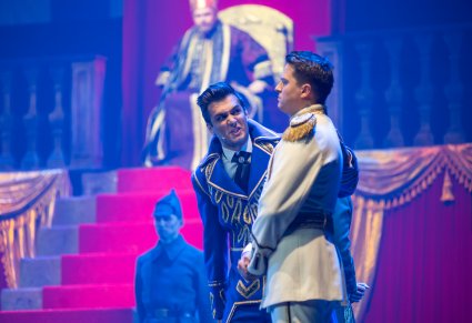 Na scenie Artyści w trakcie wykonywania spektaklu, w drugim planie na tronie Herod