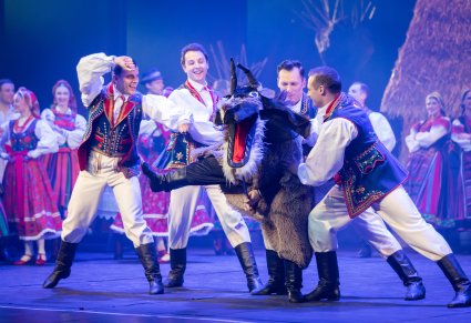 Na środku sceny Turoń wraz z Artystami w kostiumach ludowych