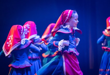 Małe Artystki w kostiumach kujawskich w trakcie występu w spektaklu