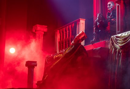 Postać Heroda wraz z postacią szatana, który siedzi na tronie