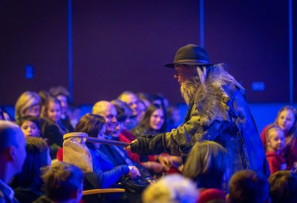 Postać Dziada który łapie interakcje z publicznością