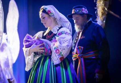 Postać Matki Boskiej i Św. Józefa w kostiumach łowickich