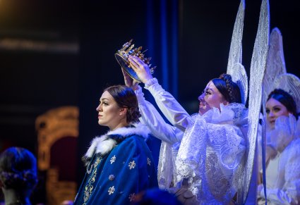 Postać Aniołów nakładająca koronę Matce Boskiej