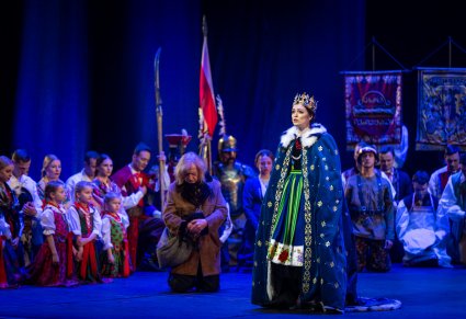 Na pierwszym planie postać Matki Boskiej w koronie a w tle reszta postaci spektaklu