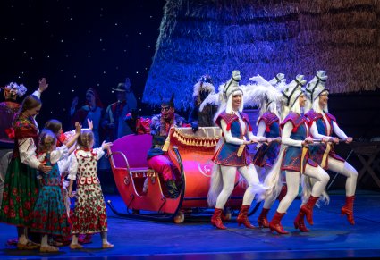 Postać Diabła i Turonia na saniach ciągniętych przez cztery Artystki przebrane za konie