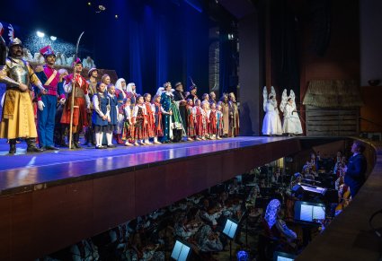 Wszystkie postaci spektaklu Betlejem Polskie wspólnie na scenie