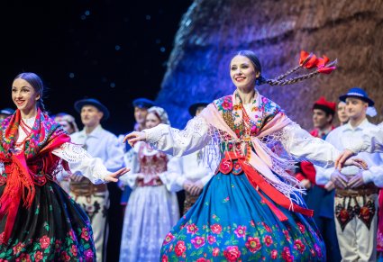 Artystki w kostiumach podhalańskich podczas wykonywania choreografii tanecznej