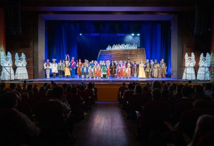 Wszystkie postaci spektaklu Betlejem Polskie wspólnie na scenie