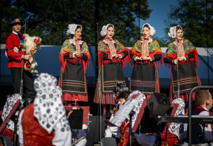 Artyści w kostiumach wielkopolskich grają i śpiewają