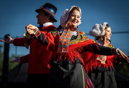Artyści w kostiumach wielkopolskich uchwyceni w tańcu