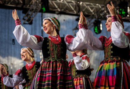 Artystki w kostiumach podlaskich tańczą na scenie