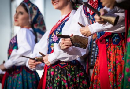 Zbliżenie na dzwoneczki w dłoniach artystek w kostiumach limanowsich