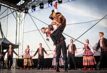 Artyści w kostiumach lubelskich uchwyceni podczas tańca