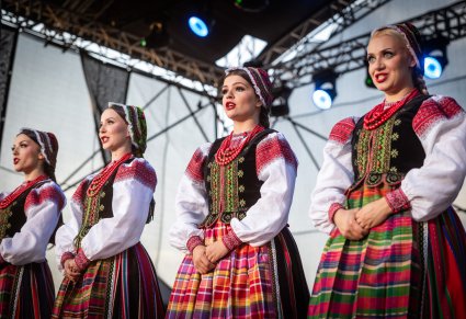 Chór w kostiumach podlaskich śpiewa na scenie