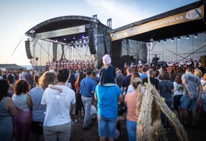 Widok z oddali na dwie sceny i tłum ludzi zgromadzonych przed nimi