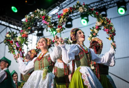 Artyści w kostiumach lubuskich podczas tańca - lubuskie winobranie