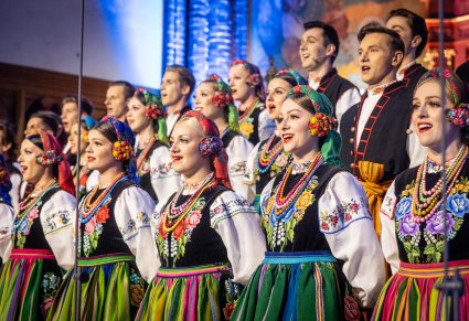 Chór i orkiestra podczas koncertu patriotycznego