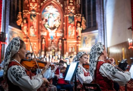 Zbliżenie na skrzypaczki podczas koncertu