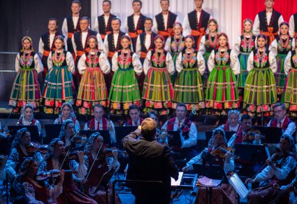 Chór i orkiestra podczas koncertu patriotycznego