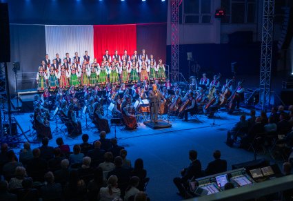 Chór i orkiestra podczas koncertu patriotycznego