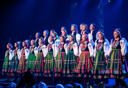 Chór w kostiumach łowickich śpiewa na scenie