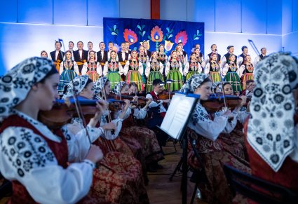 Chór i orkiestra podczas koncertu patriotycznego