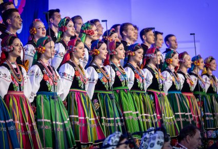 Chór w kostiumach łowickich śpiewa na scenie