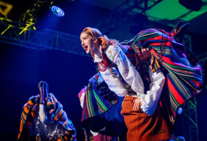 Tancerka w kostiumie opoczyńskim uniesiona przez tancerza