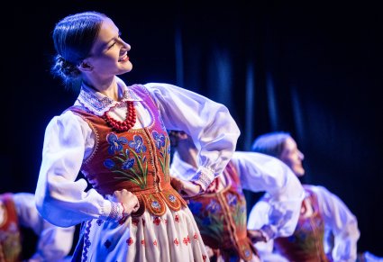 Zbliżenie na artystkę w kostiumie szczawnickim podczas tańca