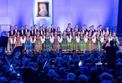 Chór i orkiestra podczas koncertu pieśni