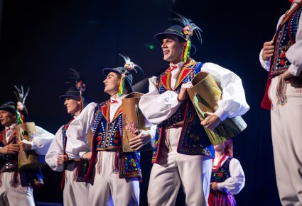 Artyści w kostiumach limanowskich śpiewają i tańczą na scenie