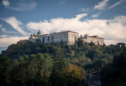 Widok na klasztor na wzgórzu