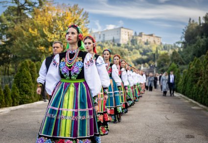 Artyści Mazowsza idą drogą na cmentarz na Monte Cassino