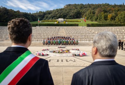 Chór Mazowsza w kostiumach łowickich śpiewa na Monte Cassino