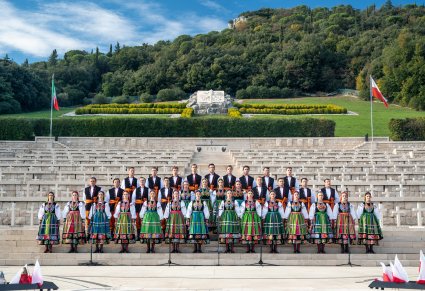 Chór Mazowsza w kostiumach łowickich śpiewa na Monte Cassino