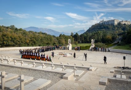 Szerokie ujęcie na cmentarz na Monte Cassino oraz klasztor