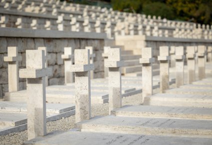 Zbliżenie na krzyże i groby żołnierzy na Monte Cassino