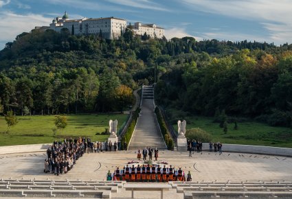 Szerokie ujęcie na cmentarz na Monte Cassino oraz klasztor