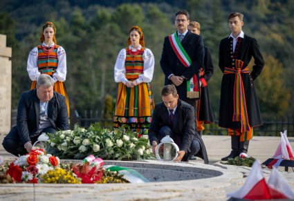 Emil Sawicki sekretarz Marszałka Województwa Mazowieckiego Adama Struzika oraz Deyrektor Mazowsza Jacek Boniecki stawiają znicze na pomniku na Monte Cassino