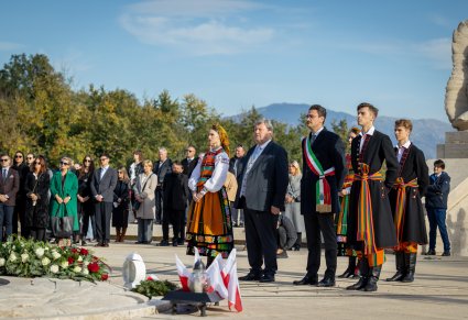 Dyrektor Mazowsza, Jacek Boniecki, Pierluigi Pontone, przedstawiciel Burmistrza Cassino stoją przed pomnikiem a obok nich artyści Mazowsza