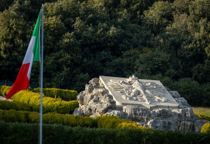 Godło Polski i flaga Włoch na Monte Cassino