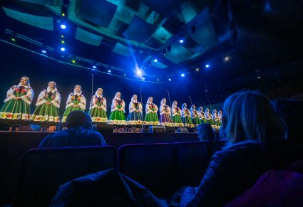 Artystki w kostiumach krzczonowskich śpiewają na scenie