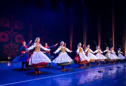Artyści w kostiumach wilanowskich podczas wykonywania choreografii tanecznej na scenie