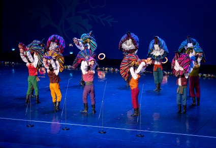 Tancerze w kostiumach opoczyńskich w trakcie wykonywania choreografii tanecznej na scenie