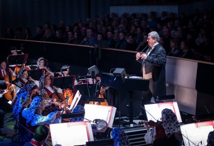 Dyrygent, Jacek Boniecki wraz Orkiestrą w kostiumach wilanowskich