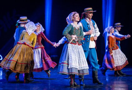 Na scenie Artyści w kostiumach rzeszowskich podczas wykonywania choreografii tanecznej